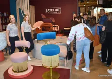 Satelliet Originals, het nieuwe label van Satelliet Hospitality furniture. Maico Pheninckx (rechts in blauwe blouse) staat bezoekers te woord.